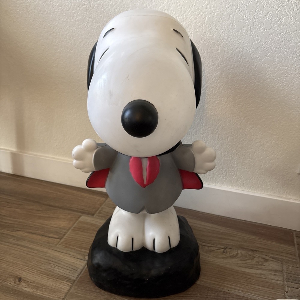 Snoopy 2F Halloween Blow Mold Gemmy Vampire Peanuts Charles M. Schulz